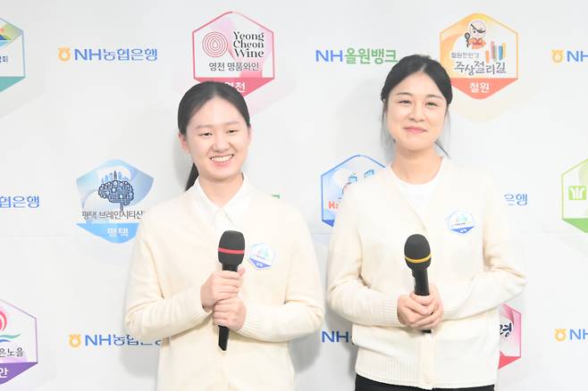 챔피언 결정전 2차전 승리 후 인터뷰를 하고 있는 삼척 주장 김은지 9단(왼쪽)과 3지명 김신영 3단. 한국기원 제공