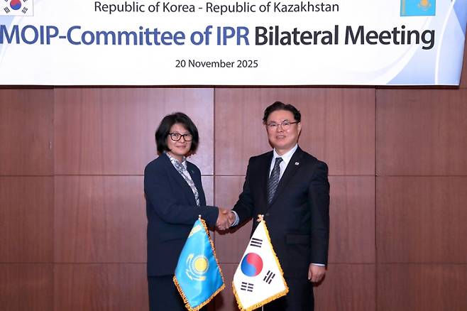 20일 노보텔 앰배서더 서울 강남에서 숄판 압드레예바 카자흐스탄 지식재산권위원회 위원장과 만난 목성호 지식재산처 차장(오른쪽). 지식재산처