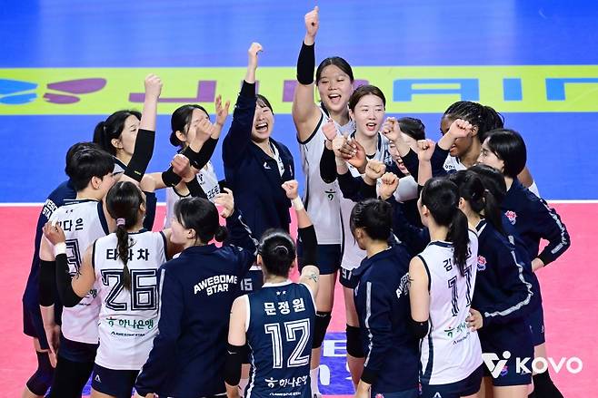 한국도로공사 선수들이 19일 경기도 화성종합체육관에서 열린 2025-2026 V리그 여자부 IBK기업은행전에서 승리한 뒤 기뻐하고 있다. 한국배구연맹(KOVO) 제공