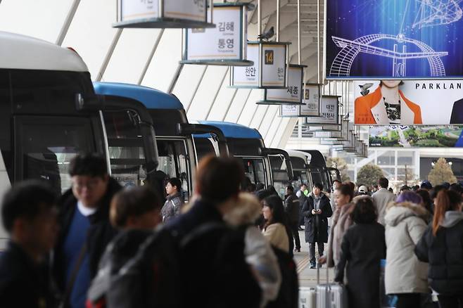 서울 서초구 서울고속버스터미널 승강장이 사람들로 붐비고 있다. 뉴시스