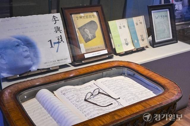 작곡가 이흥렬 악보, 안경. 홍기웅기자