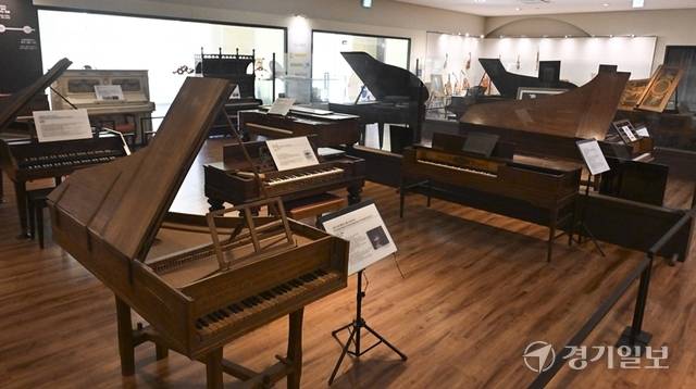 각 회사의 역대 피아노의 모습. 홍기웅기자
