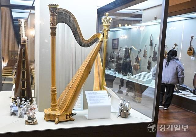 리온 앤드 힐리社 콘서트 그랜드 더블 액션 하프와 2층 전시 모습. 홍기웅기자
