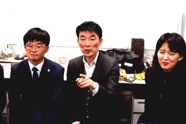 김용현 전 국방부 장관 변호인인 이하상 변호사(가운데)가 19일 유튜브 채널 '진격의 변호사들'에 출연해 이진관 부장판사를 향해 막말과 욕설을 쏟아냈다. 유튜브 '진격의 변호사들' 영상 캡처