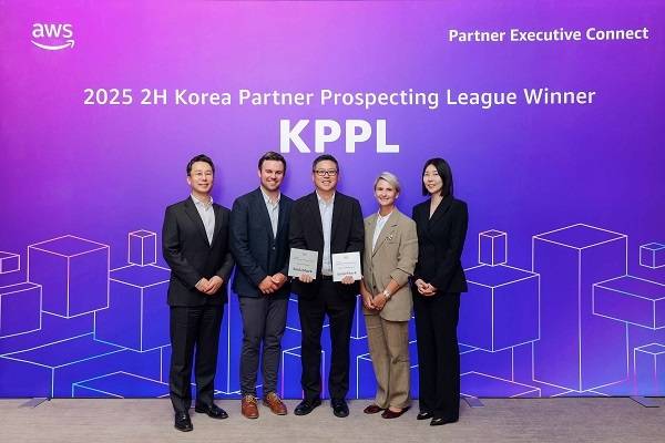 < (왼쪽부터) 허정열 AWS 코리아 파트너 사업 총괄, 크리스 케이시(Chris Casey) AWS 아시아태평양 및 일본(APJ) 파트너쉽 총괄, 장진환 스마일샤크 대표, 코리 브리스코(Corrie Briscoe) AWS 아시아·태평양 및 일본(APJ) 파트너 코어 총괄, 방희란 AWS 한국 파트너 세일즈 총괄 / 사진 제공 : 스마일샤크 >