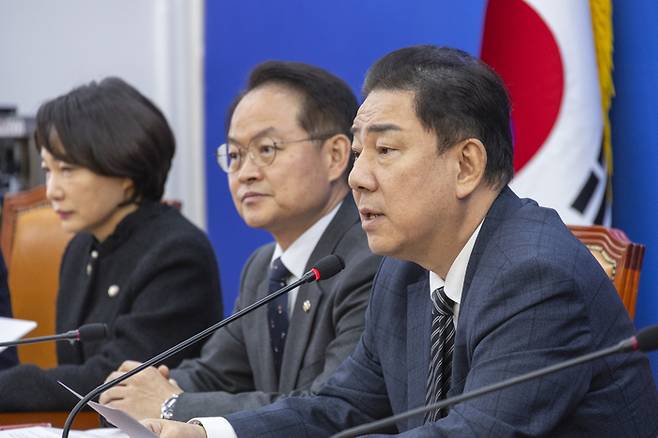 김병기 더불어민주당 원내대표와 원내지도부들이 20일 국회에서 열린 정책조정회의에서 발언하고 있다. [연합뉴스]