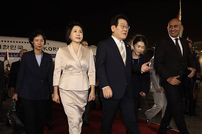 이집트를 공식 방문한 이재명 대통령과 김혜경 여사가 19일(현지시간) 카이로 국제공항에 도착한 공군 1호기에서 내려 이동하고 있다.  카이로/김호영 기자