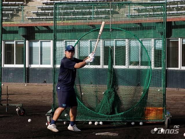 NC CAMP 1에서 구슬땀을 흘리고 있는 오영수. 사진=NC 제공