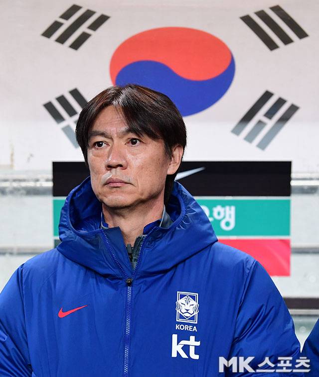 위르겐 클린스만부터 지금의 홍명보로 이어질 때까지 보여준 대한축구협회의 계속된 실책은 ‘국대 축구’에 열정적이었던 팬들의 마음에 큰 상처를 줬다. 그럼에도 순수한 열정으로 최선을 다하는 국가대표 선수들을 위해 경기장을 가득 채웠던 그들이지만 이제는 지친 듯한 모습이다. 사진=김영구 기자