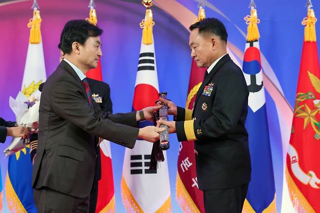 안규백 국방부 장관이 19일 서울 용산 국방컨벤션에서 열린 준장 진급·진급예정자 삼정검 수여식에 참석해, 수여자에게 삼정검을 전달하고 있다. /사진 제공=국방부