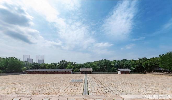 (서울=뉴스1) = 오세훈 서울시장이 18일 서울시의회에서 열린 제333회 정례회 시정질문에서 김규남 국민의힘 시의원의 서울 종로구 종묘 앞 세운4구역 재개발 논란 질의에 "시뮬레이션을 해보니 그렇게 압도적으로 눈 가리고 숨 막히게 하고 기를 누를 정도의 압도적 경관은 전혀 아니다"라고  강조했다.   사진은 이날 오 시장이 공개한 종묘 정전 상월대에서 세운지구를 바라본 재개발 시뮬레이션 3D 이미지. (서울시 제공, 재판매 및 DB 금지) 2025.11.18/뉴스1  Copyright (C) 뉴스1. All rights reserved. 무단 전재 및 재배포,  AI학습 이용 금지. /사진=(서울=뉴스1)