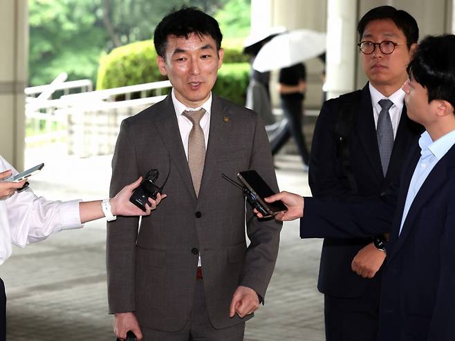 김용현 전 국방부 장관의 변호인 이하상 변호사. 오른쪽은 유승수 변호사/사진=뉴시스