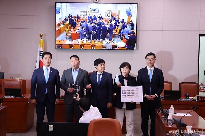 김용민 국회 법제사법위원회 더불어민주당 간사가 11일 오후 서울 여의도 국회 법제사법위원회 전체회의가 정회된 뒤 기자회견하고 있다./사진=뉴시스