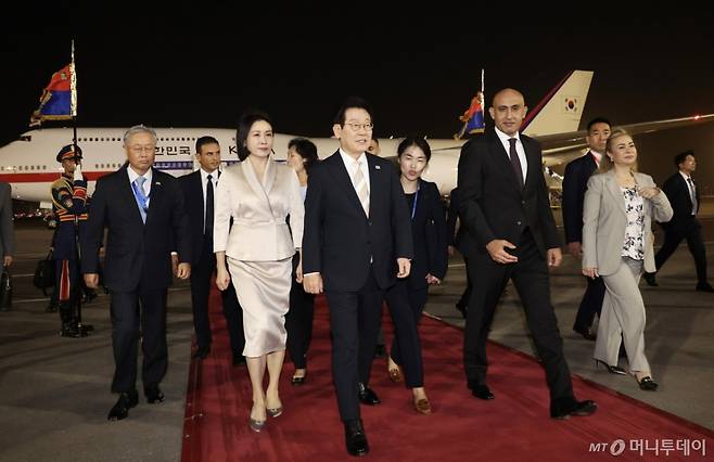 [카이로=뉴시스] 최동준 기자 = 이집트를 공식 방문한 이재명 대통령과 김혜경 여사가 19일(현지 시간) 카이로 국제공항에서 이동하고 있다. 2025.11.20.