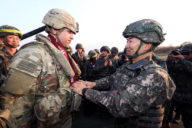 20일 경기도 여주시 남한강 일대 도하훈련장에서 육군 제7공병여단 도하단과 미2사단/한미연합사단 예하 다목적 교량중대 장병들이 호국훈련 일환인 한미 연합 도하훈련을 실시, 진영승 합동참모의장이 장병들을 격려하고 있다. 국방일보 제공