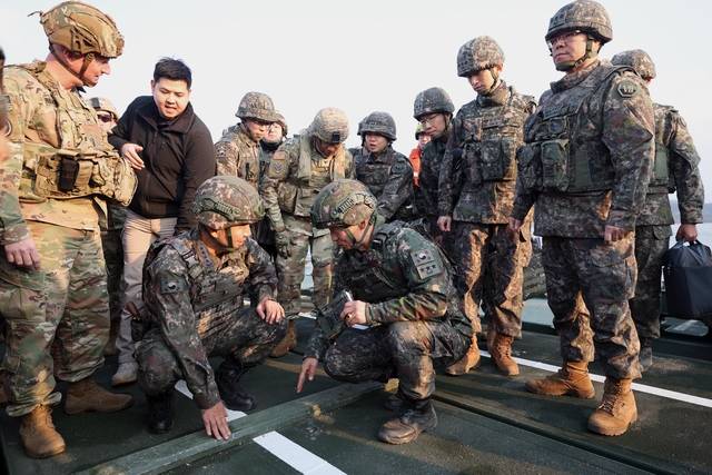 20일 경기도 여주시 남한강 일대 도하훈련장에서 육군 제7공병여단 도하단과 미2사단/한미연합사단 예하 다목적 교량중대 장병들이 호국훈련 일환인  한미 연합 도하훈련을 실시 하고 있다. 진영승 합동의장, 김규하 육군참모총장, 김성민 한미연합 부사령관, 조셉 힐버트 주한 미8군 사령관이 부교를 건너고 있다. 국방일보 제공