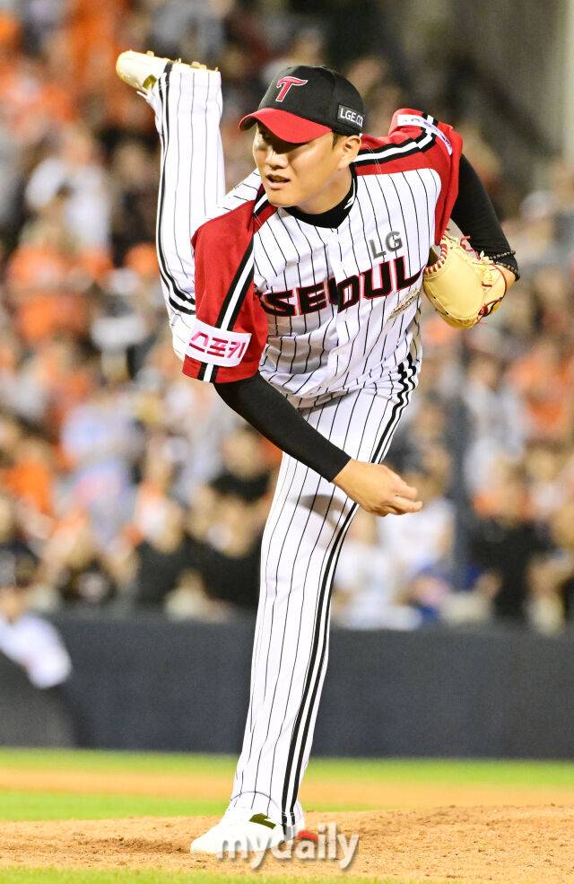 2024년 7월 28일 오후 서울 잠실야구장에서 진행된 ‘2024 신한 SOL Bank KBO리그’ 한화-LG의 경기. LG 김형준이 구원 등판해 역투를 펼치고 있다./마이데일리