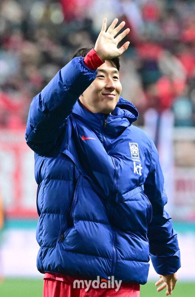 2025년 11월 14일 오후 대전월드컵경기장에서 대한민국과 볼리비아의 친선경기가 열렸다. 손흥민이 2-0으로 승리한 뒤 기뻐하고 있다./마이데일리 DB