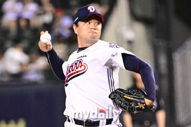 2일 서울 잠실야구장에서 열린 '2025 신한 SOL BANK KBO리그' 삼성 라이온즈와 두산 베어스 경기. 두산 이영하가 6회초 1사 1루에 선발 콜어빈과 교체 후 힘차게 투구하고 있다./마이데일리