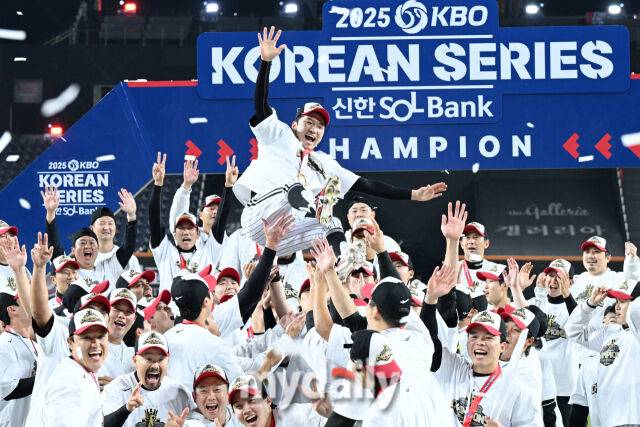 31일 대전 한화생명 볼파크 야구장에서 열린 LG 트윈스의 '2025 신한 SOL 뱅크 KBO 한국시리즈 우승 시상식.주장 박해민이 동료들에게 헹가래를 받고 있다./마이데일리