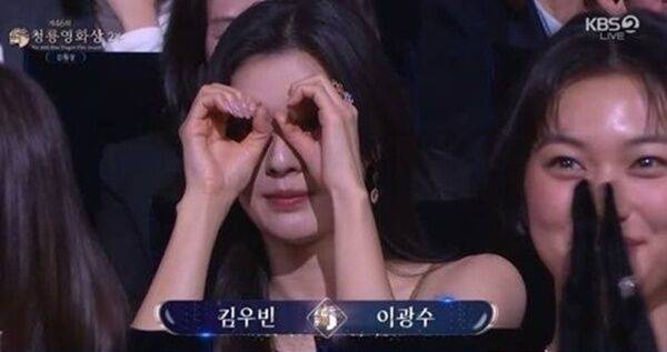 배우 이선빈이 이광수가 무대에 오르자 쌍안경 리액션을 보였다. / KBS 2TV