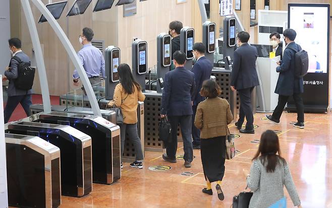 출근하는  공무원들.[뉴시스]