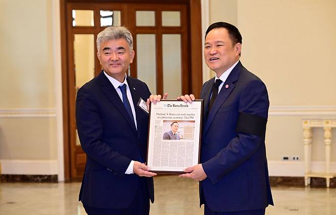 정원주(왼쪽) 대우건설 회장이 18일 오전 ‘한-태 경제협력포럼 2025’ 경제인사절단과 함께 태국 정부청사를 예방해 아누틴 찬위라꾼 태국 총리에게 코리아헤럴드 신문 동판을 전달하고 있다. 방콕=박해묵 기자