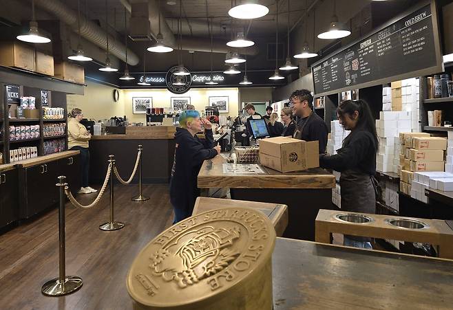 시애틀 스타벅스 1호점 들어갈때 찍는 둥근 1호점 표식