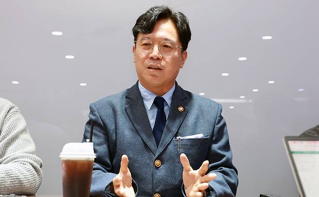 김영훈 고용노동부 장관이 20일 정부세종청사 기자실에서 출입기자단과 만나 최근 노동정책 현안에 대해 설명하고 있다. [고용노동부 제공]