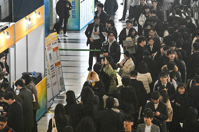 올해 3월 서울 서초구 aT센터에서 열린 2025 대한민국 채용박람회를 찾은 많은 구직자들이 행사장에 입장하고 있다. 사진은 기사 내용과 무관함. [임세준 기자]