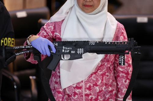 인도네시아 자카르타의 한 고등학교 모스크에서 폭발물을 터트린 10대 소년이 현장에 남긴 장난감총에 ‘KKK’, ‘딜런 루프’ 등의 문구가 새겨진 모습. [로이터]