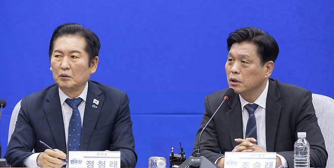 조승래 더불어민주당 사무총장(오른쪽)이 18일 국회에서 열린 전국기초·광역의회의원협의회 간담회에 참석해 인사말을 하고 있다. [연합]