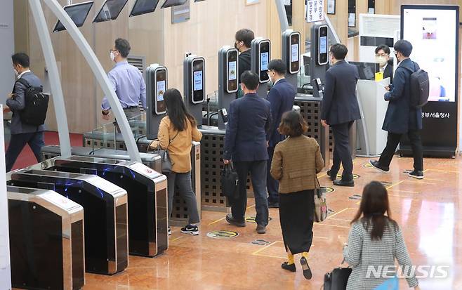 [서울=뉴시스] 배훈식 기자 = 2022년 5월10일 오전 서울 종로구 정부서울청사로 공무원들이 출근을 하고 있다. (사진은 기사와 직접 관련 없습니다) 2022.05.10. dahora83@newsis.com