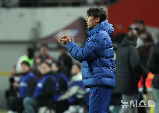 [서울=뉴시스] 황준선 기자 = 지난 18일 오후 서울 마포구 서울월드컵경기장에서 열린 축구 국가대표팀 평가전 대한민국과 가나의 경기, 후반 한국 홍명보 감독이 선수들을 격려하고 있다. 2025.11.18. hwang@newsis.com