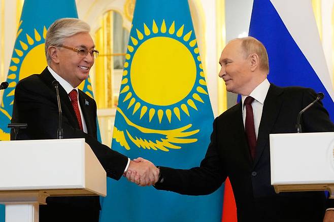 [모스크바=AP/뉴시스] 블라디미르 푸틴(오른쪽) 러시아 대통령과 카심-조마르트 토카예프 카자흐스탄 대통령이 11월12일 러시아 모스크바 크렘린궁에서 기자회견 중 악수하고 있다.  러시아와 카자흐스탄은 양국 관계를 포괄적·전략적 동반관계 수준으로 격상하고 미국과 서방의 제재 속에서도 에너지 분야 협력을 강화하기로 했다. 2025.11.20.