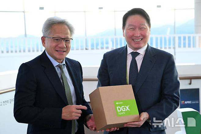 [경주=뉴시스] 추상철 기자 = 젠슨 황 엔비디아 CEO가 31일 경북 경주시 경주예술의전당에서 열린 아시아태평양경제협력체(APEC) CEO 서밋에 참석해 최태원 대한상의 회장과 만나 AI슈퍼컴퓨터 'DGX스파크'를 선물하고 있다. (공동취재) 2025.10.31. photo@newsis.com
