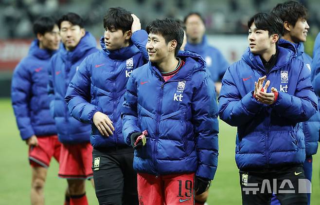 [서울=뉴시스] 정병혁 기자 = 18일 오후 서울 마포구 서울월드컵경기장에서 열린 축구 국가대표팀 평가전 대한민국과 가나의 경기, 1-0으로 승리한 대한민국 이강인이 관중에게 인사하고 있다. 2025.11.18. jhope@newsis.com