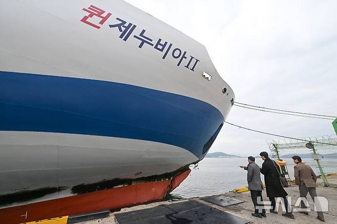[목포=뉴시스] 이영주 기자 = 한국해운조합 직원들이 20일 오전 전남 목포시 삼학부두에서 좌초로 인해 선체 하단이 일부 파손돼 정박 중인 퀸제누비아2호를 살펴보고 있다. 2025.11.20. leeyj2578@newsis.com