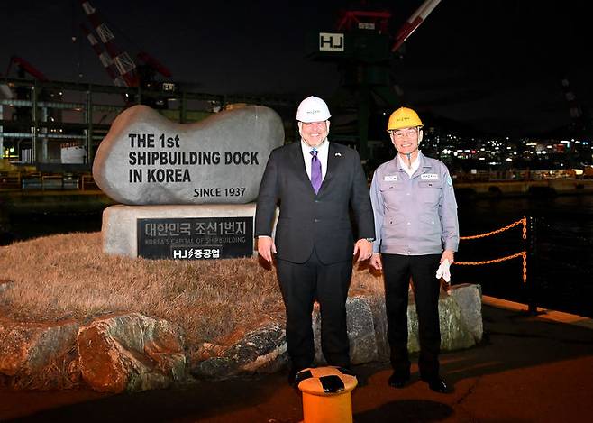 [부산=뉴시스] 최근 부산 영도구 HJ중공업 영도조선소를 방문한 알렉스 크루츠(왼쪽) 미국 상무부 부차관보와 HJ중공업 유상철 대표. (사진=HJ중공업 제공) 2025.11.20. photo@newsis.com   *재판매 및 DB 금지