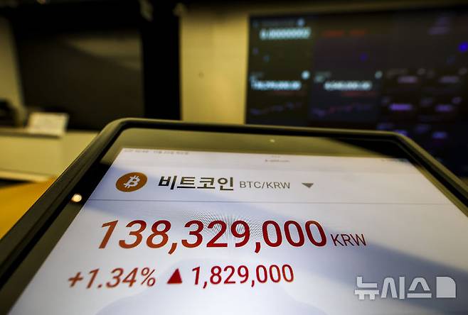 [서울=뉴시스] 19일(현지 시간) 월스트리트저널(WSJ)에 따르면 올해 들어 암호화폐 거래소의 일일 청산 규모는 계속 증가했고, 지난달 코인글래스 데이터 기준 역대 최고치를 기록했다. 20일 서울 강남구 업비트 고객센터에 비트코인을 비롯한 가상화폐 가격이 나오고 있다. 2025.11.20.