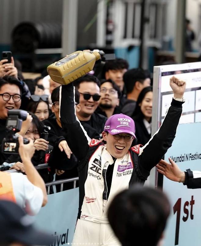 [뉴시스] 유명 IT 유튜버 '잇섭'으로 활동 중인 황용섭(SK ZIC 유나이티드)이 2025시즌 카레이싱 대회에서 종합 우승을 차지했다. (사진 = 황용섭 인스타그램 캡처) 2025.11.20. *재판매 및 DB 금지