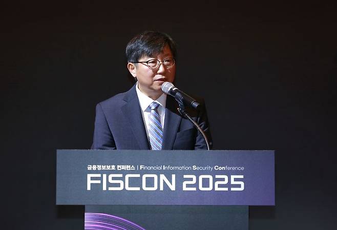 [서울=뉴시스] 박상원 금융보안원장이 20일 여의도 콘래드 호텔에서 열린 국내 최대 금융정보보호 컨퍼런스 'FISCON(피스콘) 2025'에서 개회사를 하고 있다. (사진=금융보안원 제공) 2025.11.20. photo@newsis.com *재판매 및 DB 금지
