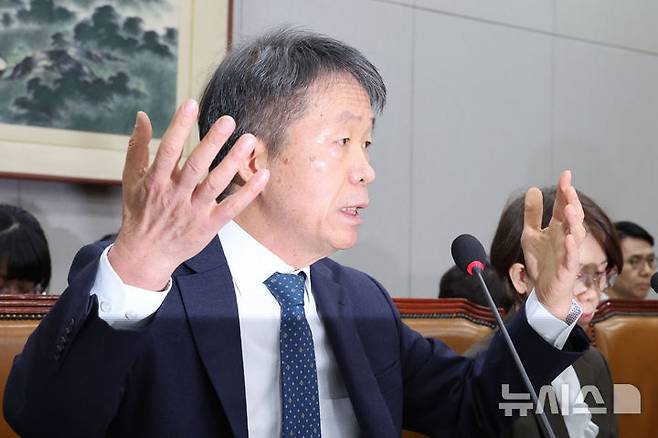 [서울=뉴시스] 권창회 기자 = 김용원 국가인권위원회 상임위원이 17일 오후 서울 여의도 국회에서 열린 운영위원회에서 야당 의원들과 언쟁을 벌이고 있다. 2025.01.17. kch0523@newsis.com