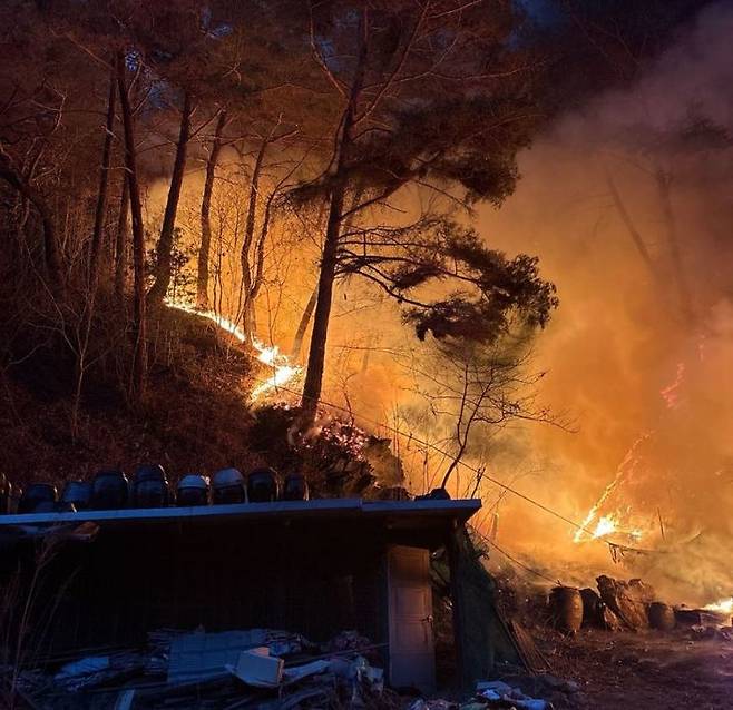 [인제=뉴시스] 20일 소방당국은 이날 오후 5시 23분경 강원 인제 기린면 현리 인근 야산에서 산불이 발생했다 고 밝혔다. 강원특별자치도소방본부 제공. *재판매 및 DB 금지