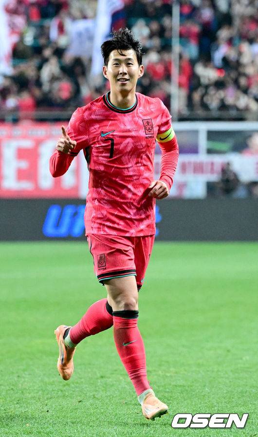 [OSEN=대전, 최규한 기자] 14일 오후 대전월드컵경기장에서 대한민국과 볼리비아의 축구 국가대표팀 평가전이 열렸다.홍명보호는 내년 6월 열리는 2026 국제축구협회(FIFA) 북중미월드컵을 앞두고 월드컵 남미 예선에서 7위를 거두며 플레이오프에 진출한&nbsp;볼리비아를 상대로 본선에서의 경쟁력을 시험할 기회를 갖는다.후반 한국 손흥민이 프리킥으로 선제골을 작렬시킨 뒤 기뻐하고 있다. 2025.11.14 / dreamer@osen.co.kr