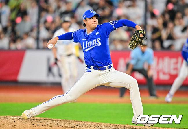 [OSEN=수원, 박준형 기자] 9일 오후 수원 KT위즈파크에서 ‘2025 신한 SOL BANK KBO리그’ KT 위즈와 삼성 라이온즈의 경기가 진행됐다.이날 KT는 헤이수스를 , 삼성은 가라비토를 선발투수로 내세웠다.8회말 삼성 최충연 투수가 역투하고 있다.    2025.08.09 / soul1014@osen.co.kr