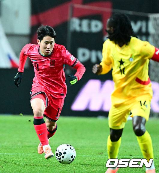 [OSEN=서울월드컵경기장, 지형준 기자] 홍명보 감독이 이끄는 대한민국 축구대표팀이 18일 오후 서울월드컵경기장에서 아프리카 강호 가나와 평가전을 가졌다.홍명보호의 2025년의 끝을 장식할 경기다. 내달 2026 국제축구연맹(FIFA) 북중미 월드컵 조 추첨을 앞두고 열리는 마지막 평가전이기도 하다. 현재 한국은 가나전 결과와 상관없이 사실상 월드컵 포트 2가 확정된 상태다. 아프리카 예선을 뚫고 북중미행에 성공한&nbsp;가나는 FIFA 랭킹 73위다.&nbsp;22위 한국보다는 51계단&nbsp;낮다. 하지만 통산 전적에서 4승 3패로 한국보다 우위다.&nbsp;전반 대한민국 이강인이 드리블을 하고 있다. 2025.11.18 /jpnews@osen.co.kr