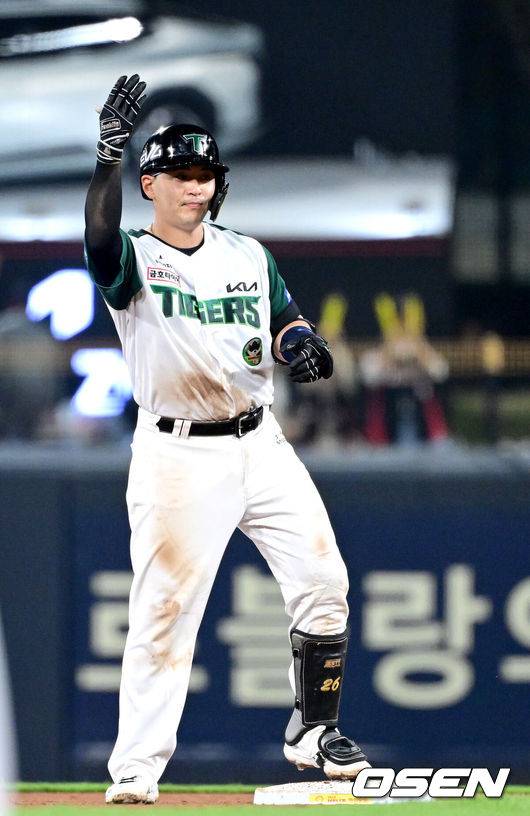 [OSEN=광주, 최규한 기자] 17일 오후 광주-기아 챔피언스필드에서 ‘2025 신한 SOL Bank KBO리그’ KIA 타이거즈와 KT 위즈의 경기가 열렸다.홈팀 KIA는 양현종, 방문팀 KT는 윌리엄 쿠에바스를 선발투수로 내세웠다.5회말 무사 1루 상황 KIA 한승택이 중앙 펜스 직격 2루타를 날리고 2루에 안착해 기뻐하고 있다. 2025.04.17 / dreamer@osen.co.kr