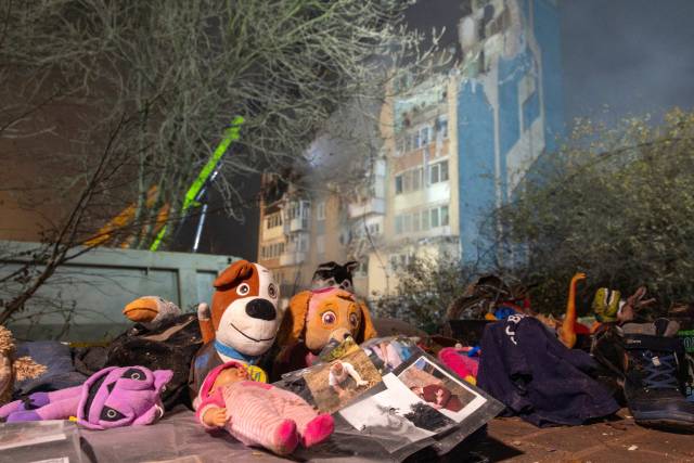 ▲20일(현지시간) 우크라이나 서부 테르노필의 전날 러시아 공습을 받은 아파트 인근에 인형들이 놓여 있다. ⓒ로이터=연합뉴스