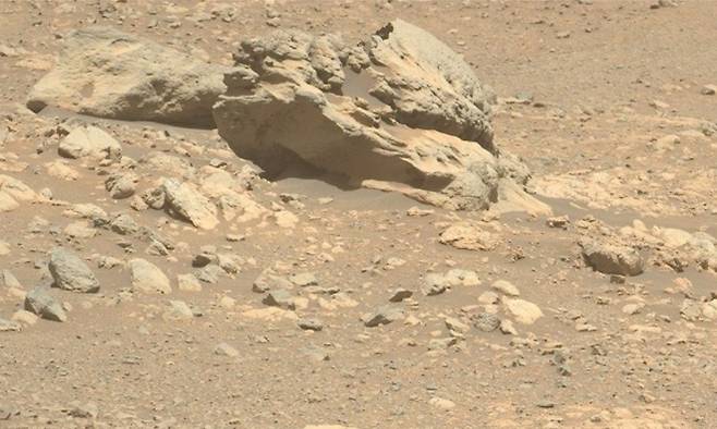 퍼서비어런스가 화성에서 발견한 운석인 ‘핍삭슬라’(Phippsaksla). NASA/JPL-Caltech/ASU